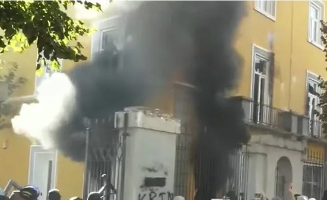 Tym e flakë te Ministria e Arsimit, protestuesit hedhin molotov