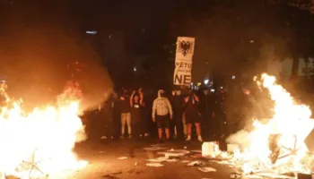 Tym e flakë te Rruga e Durrësit, studentët, ‘ngrenë në këmbë’ Tiranën
