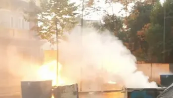 Tym e flakë tek Ministria e Arsimit/ Protestuesit me gurë, policia me ujë dhe gaz
