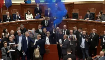 Tymuese e flakadanë në Kuvend, përjashtohen 4 deputetë të PS, kalohet në votim direkt (VIDEO)