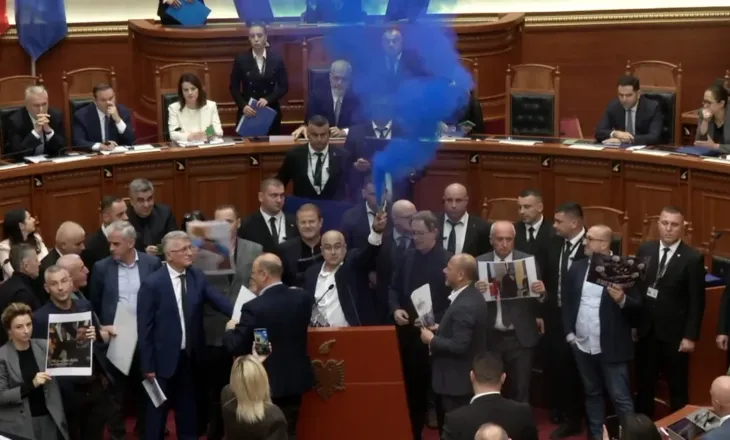 Tymuese e flakadanë në Kuvend, përjashtohen 4 deputetë të PS, kalohet në votim direkt (VIDEO)