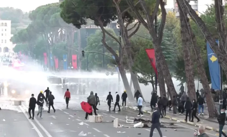 U arrestua gjatë protestave, Gjykata e Tiranës e liron