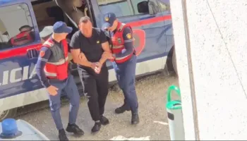 U arrestua pas denoncimit të të miturave, këngëtari Erind Xhaferi del para gjykatës për masën e sigurisë (VIDEO)