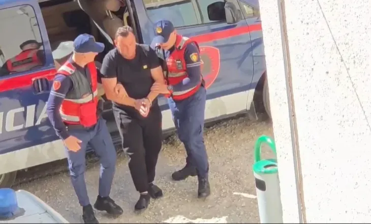 U arrestua pas denoncimit të të miturave, këngëtari Erind Xhaferi del para gjykatës për masën e sigurisë (VIDEO)
