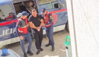 U arrestua pas denoncimit të të miturave për ngacmim e përndjekje, këngëtari Erind Xhaferi del për masë para Gjykatës së Fierit