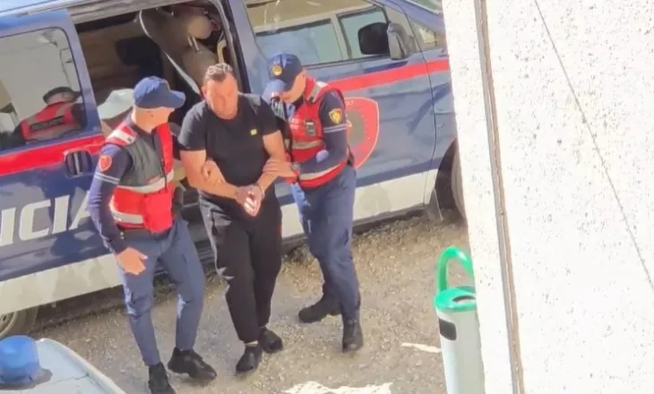 U arrestua pas denoncimit të të miturave për ngacmim e përndjekje, këngëtari Erind Xhaferi del për masë para Gjykatës së Fierit