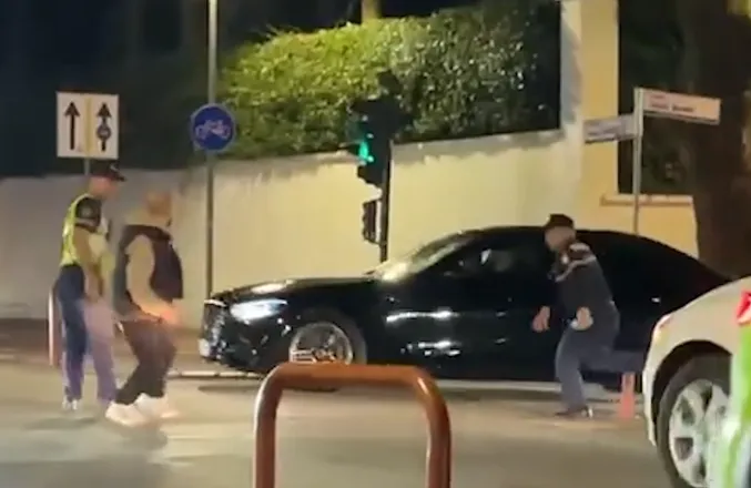 U arrestua se qëlloi me vezë Ramën, aktivisti Lika: Ai nuk është më kryeministri ynë, ftoj shqiptarët ta presin kudo me miell e vezë…