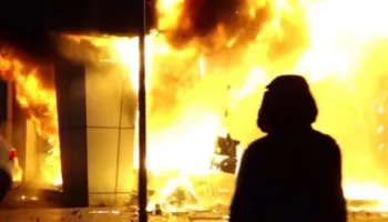 U arrestuan gjatë protestës së dhunshme, Gjykata liron edhe 13 tubuesit e tjerë të dyshuar!