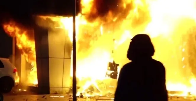 U arrestuan gjatë protestës së dhunshme, Gjykata liron edhe 13 tubuesit e tjerë të dyshuar!