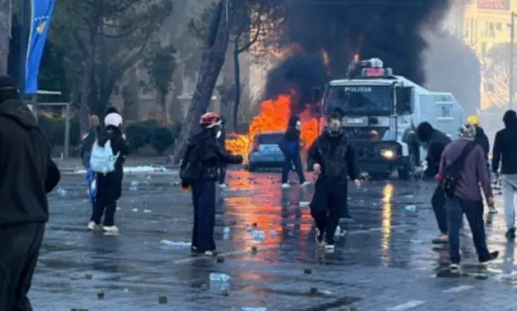 U arrestuan në protestë, Gjykata e Tiranës liron 13 qytetarw e shoqëruar