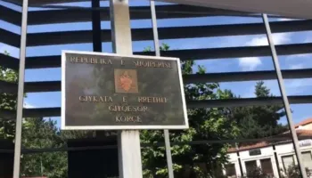 U denoncua nga nëna e fëmijës, Gjykata liron edukatoren që akuzohet se dhunoi 4-vjeçarin në Korçë!