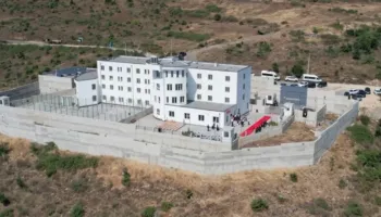 U dënua nga Apeli/ Greta Gjoci transferohet në burg me foshnjën 3 muajshe, Avokati i Popullit “zbarkon” në Pojskë