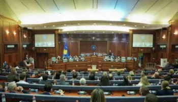 U ekzekutua nga kunati pak orë pasi kërkoi ndihmë në Polici, Kuvendi i Kosovës miraton rezolutë për hetimin e vrasjes së Arlinda Zekajt dhe dhunën ndaj grave