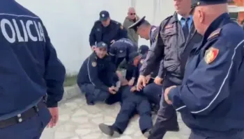 U godit me gurë në kokë, shefi i forcave të rendit në Shkodër niset me urgjencë drejt Tiranës