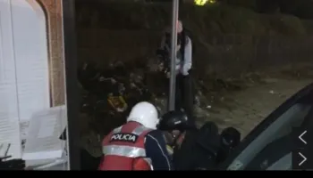 U godit me shkop gome nga policia dhe ra në tokë pa ndjenja
