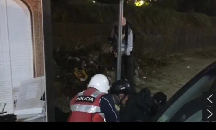 U godit me shkop gome nga policia dhe ra në tokë pa ndjenja