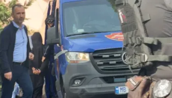 U kapën gati për të kryer vrasje-Blindohet Gjykata e Lezhës, 3 të arrestuarit mbërrijnë të rrethuar me Policë