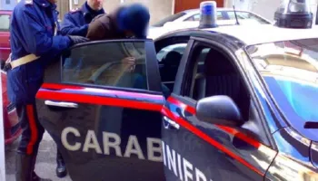 U mbyll në tualetin e picerisë dhe telefonoi e tmerruar, arrestohet shqiptari në Itali! Kërcënonte me telefonata dhe mesazhe ish-partneren