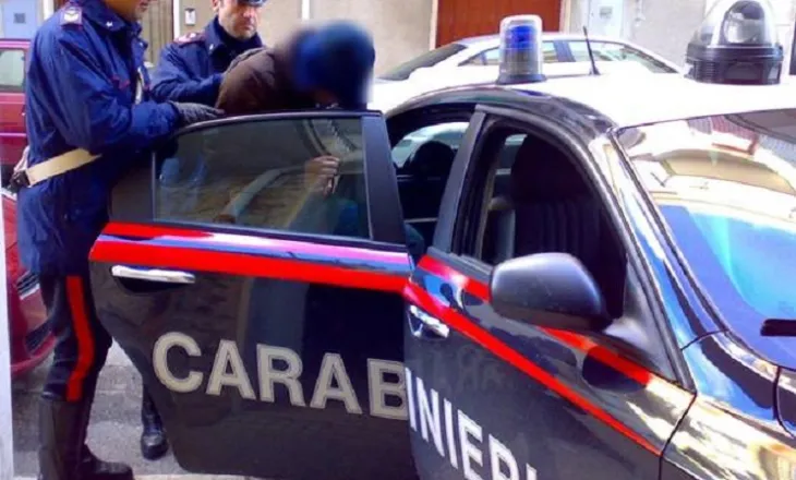 U mbyll në tualetin e picerisë dhe telefonoi e tmerruar, arrestohet shqiptari në Itali! Kërcënonte me telefonata dhe mesazhe ish-partneren
