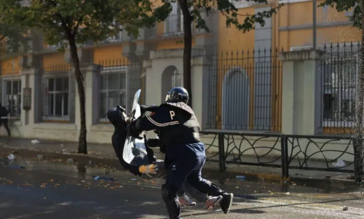 U përplas në tokë nga policia, flet e motra e të riut: Ka fraktura në shtyllën kurrizore dhe në kafkë