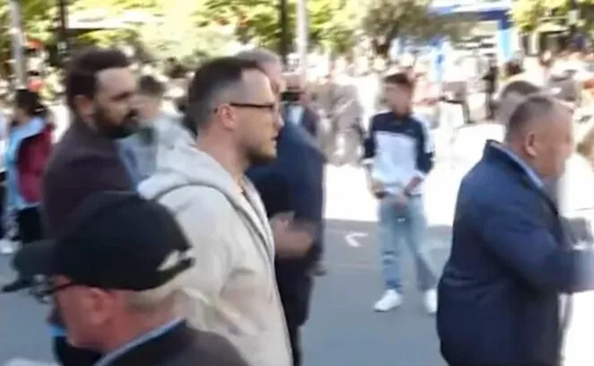 U përzu nga protestuesit, Belind Këlliçi revoltohet: Ata janë të paguar!