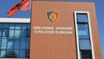 U veshën si policë dhe vodhën para e 4 celularë në Elbasan, shpallen në kërkim tre persona