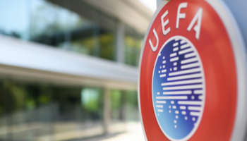 UEFA dënon Serbinë e Kroacinë! Racizmi dhe kaosi në stadium i kushtojnë shtrenjtë dy federatave