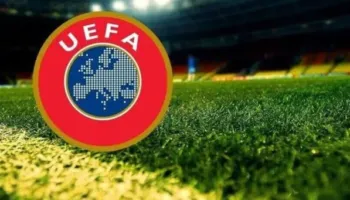 UEFA heton lojtarin izraelit për dyshimin se pështyu trajnerin e Irlandës –