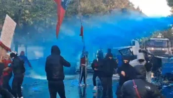 Ujë blu” te Rruga e Durrësit, Policia përdor kimikatin identifikues ndaj protestuesve