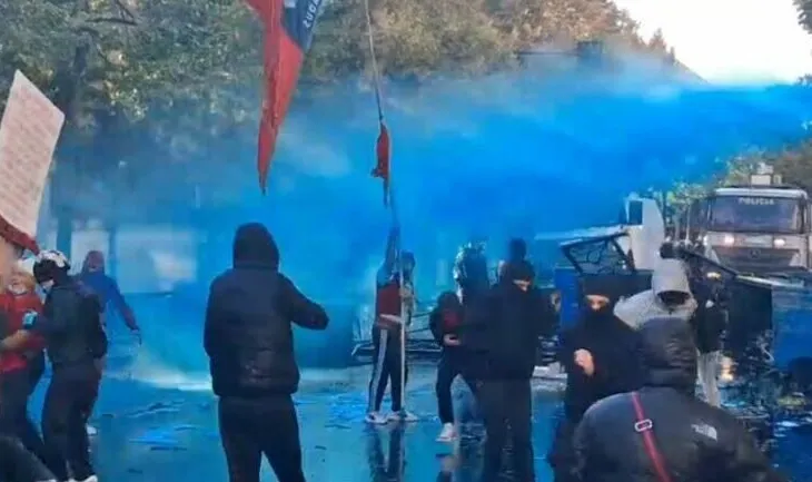 Ujë blu” te Rruga e Durrësit, Policia përdor kimikatin identifikues ndaj protestuesve