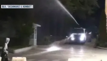 Ujë me presion drejt protestuesve, të rinjtë nuk largohen nga kryeministria