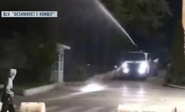 Ujë me presion drejt protestuesve, të rinjtë nuk largohen nga kryeministria