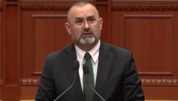 Ulsi Manja mban titullin ‘Doktor Shkencash’, por me punim të kopjuar fjalë për fjalë nga studiuesja shkodrane