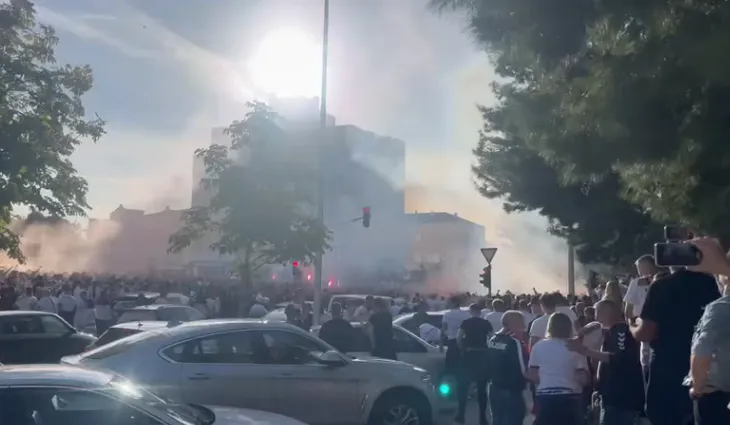 Ultrasit e Hajduk e teprojnë para sfidës me Ajaks: Shkel, shkel shkel…(video)