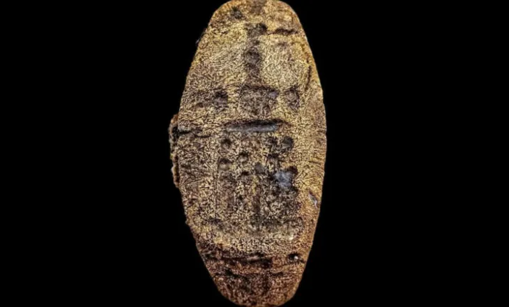 Unaza e lashtë që mbante figurën e një prej Shtatë Mrekullive të Botës gjendet në Egjipt