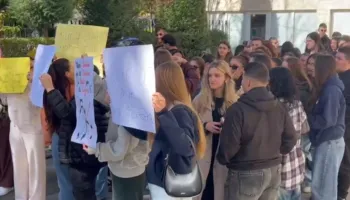 Universiteti i Korçës bojkoton edhe sot mësimin: Kur studentët bashkohen, shteti rrëzohet!