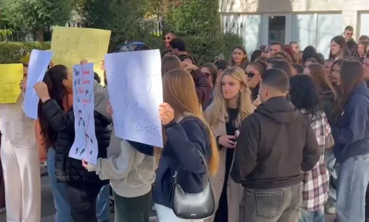 Universiteti i Korçës bojkoton edhe sot mësimin: Kur studentët bashkohen, shteti rrëzohet!
