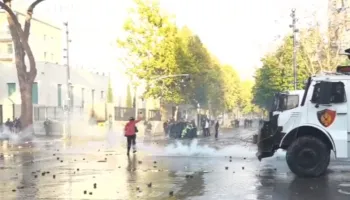 Vajza shtrihet në mes të rrugës, policia e “mbyt” me gaz lotsjellës