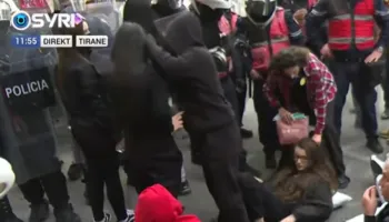 Vajzat dhe gratë shtrihen në tokë, bllokojnë blindin e policisë: Pa dorëheqje nuk ndalojmë!