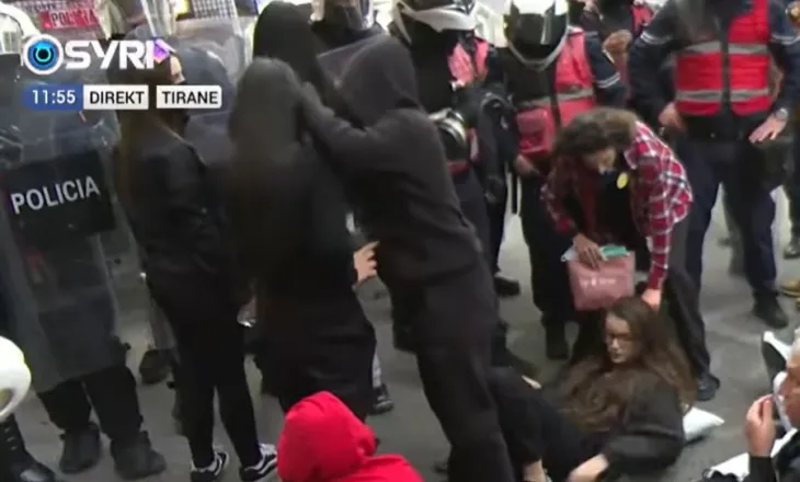Vajzat dhe gratë shtrihen në tokë, bllokojnë blindin e policisë: Pa dorëheqje nuk ndalojmë!