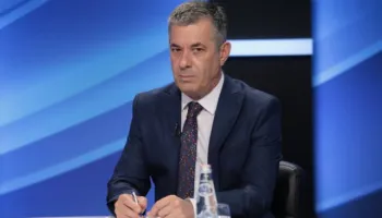 VANGJELI: POLITIKA TANI NDJEK SHKOPIN E SPAK QË NUK DIHET KU DO TË GODASË