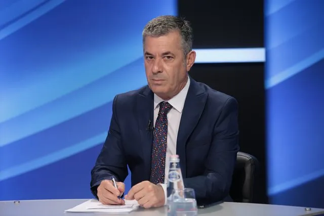 VANGJELI: POLITIKA TANI NDJEK SHKOPIN E SPAK QË NUK DIHET KU DO TË GODASË