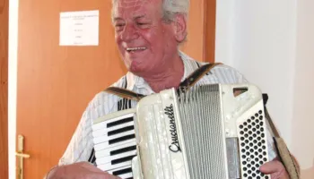 Vasillaq Vangjeli, aktori unik i skenës shqiptare të humorit