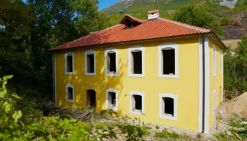 Vazhdon restaurimi i shkollës së vjetër të Mushnikovës