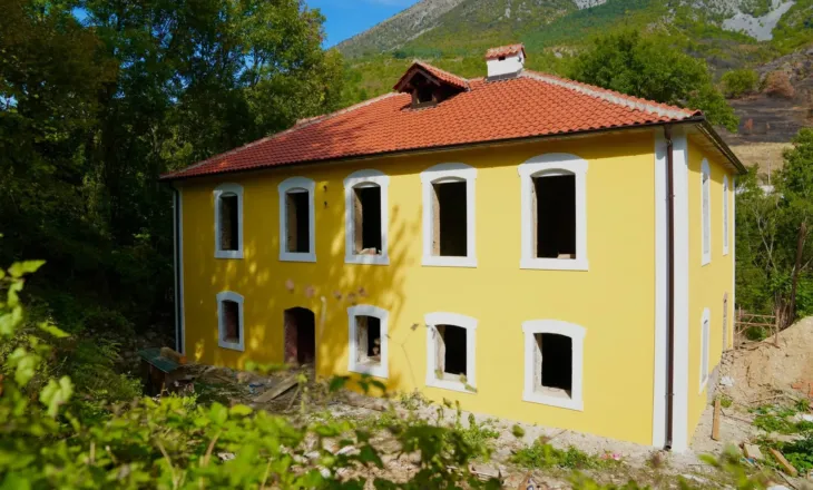 Vazhdon restaurimi i shkollës së vjetër të Mushnikovës