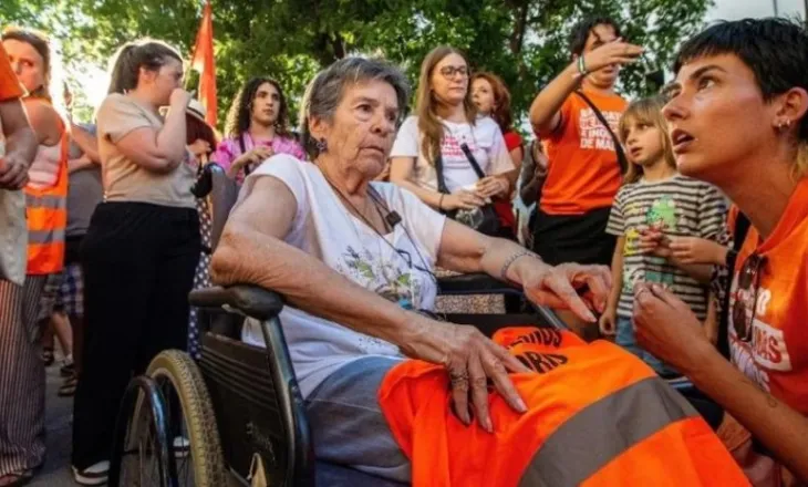 Vdes Maricarmen Abascal, 87-vjeçarja që i vuri “zjarrin” Spanjës dhe u kthye në simbol të krizës së strehimit!