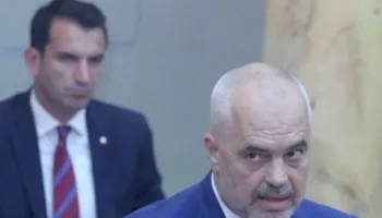 Veliaj ‘thumbon’ Ramën nga qelia: Protestat studentore nuk janë ‘fundi i botës’, por fundi i ‘një bote’