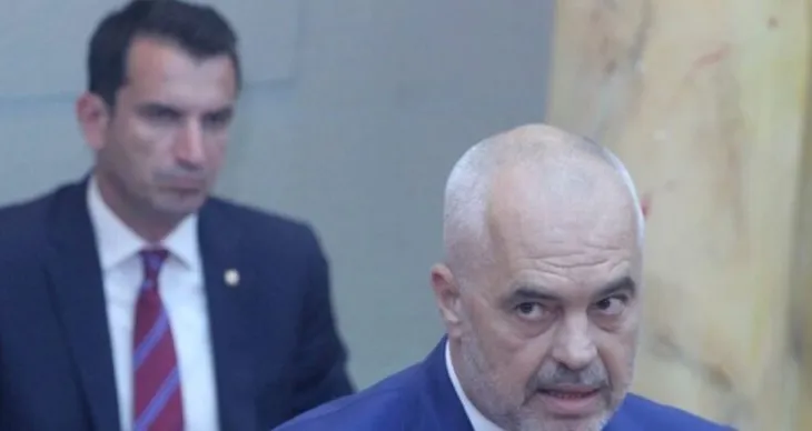 Veliaj ‘thumbon’ Ramën nga qelia: Protestat studentore nuk janë ‘fundi i botës’, por fundi i ‘një bote’