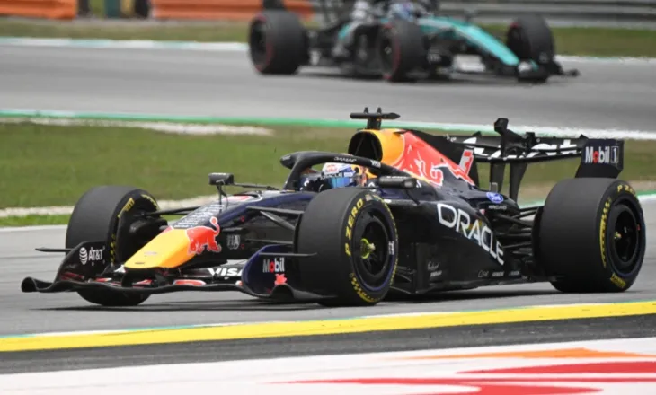 Verstappen magjik në Sepang, korr “pole position” e parë sezonal më Red Bull, Hamilton i dyti