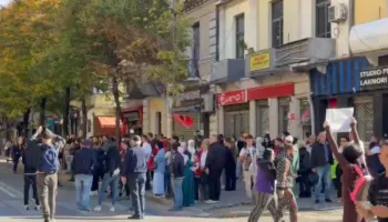 “Vetëm studentët, Rama n’burg Berisha burg”, protestuesit nuk i mirëpresin militantët e PD te ministria e Arsimit